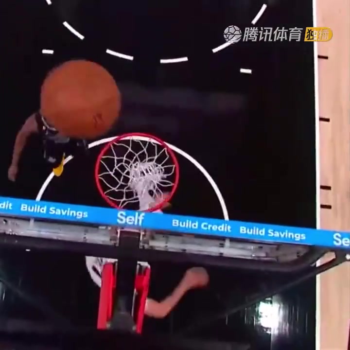 罕見一幕！努爾基奇拋投 球神奇停在籃板上沿 看呆凱爾登?。ㄅ瑺柣婕\）